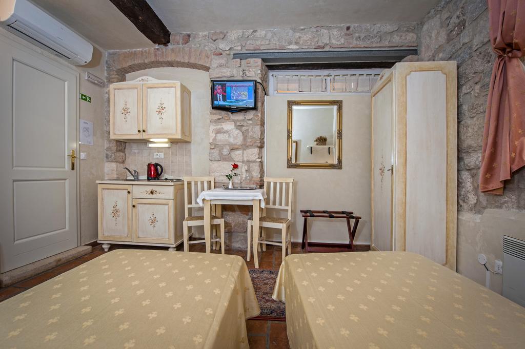 Residence Marco Polo Centro Storico Ровинь Экстерьер фото