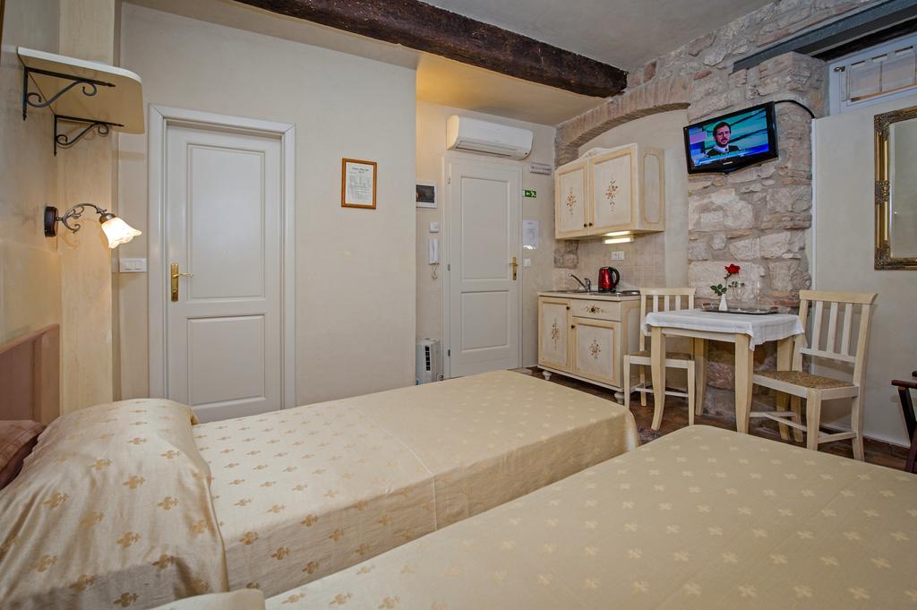 Residence Marco Polo Centro Storico Ровинь Экстерьер фото